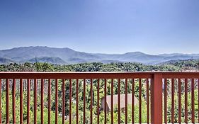 Mountain-View Gatlinburg Cabin With Private Hot Tub!